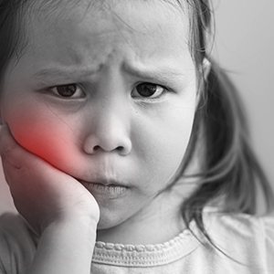 Little girl experiencing mouth pain 